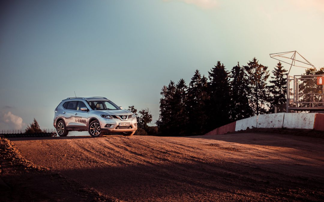 Nissan SUV op een zandweg