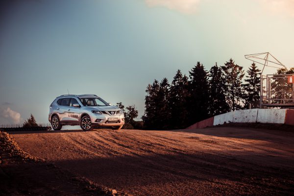 Nissan SUV op een zandweg